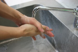 お手洗い、調理、ケアの前後には特に徹底した手洗いを！